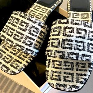 Givenchy 4G Flat Black/White Sandals